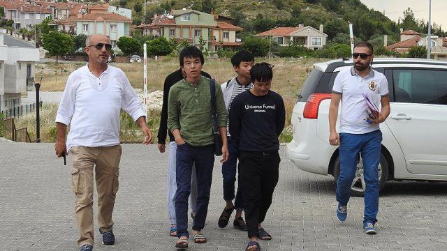 İzmir&#039;de dolandırıcılık iddiasıyla yabancı uyruklu 81 kişiye gözaltı