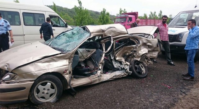 Kocaeli&#039;de servis minibüsüyle otomobil çarpıştı: 1 ölü, 7 yaralı