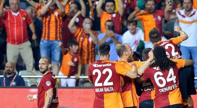 Yıldız futbolcu kupayı aldı, Galatasaray&#039;a veda etti