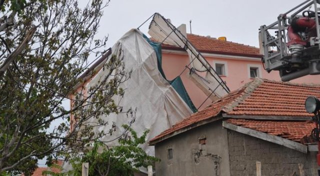 Kuvvetli rüzgar taziye çadırını binanın çatısına sapladı
