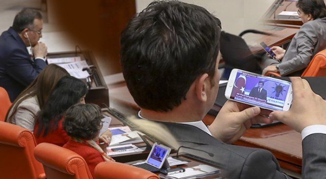 Meclis&#039;teki vekiller Davutoğlu&#039;nu cepten izledi