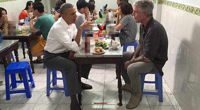 Obama ve Bourdain Vietnam&#039;da yemek yedi