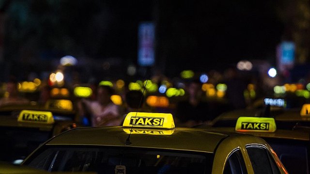 Taksiciler, hasılatı şehit aileleri ve gazilere bağışladı