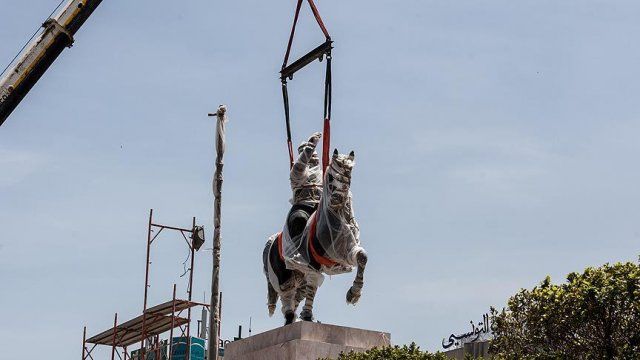 Tunus&#039;un sembolü Burgiba heykeli 29 yıl sonra eski yerine taşındı