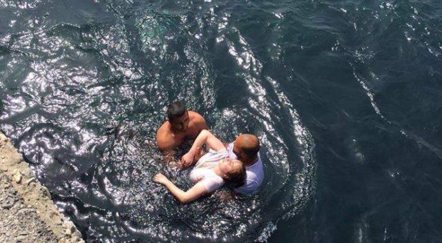 Üsküdar&#039;da denize düşen genç kızı vatandaşlar kurtardı