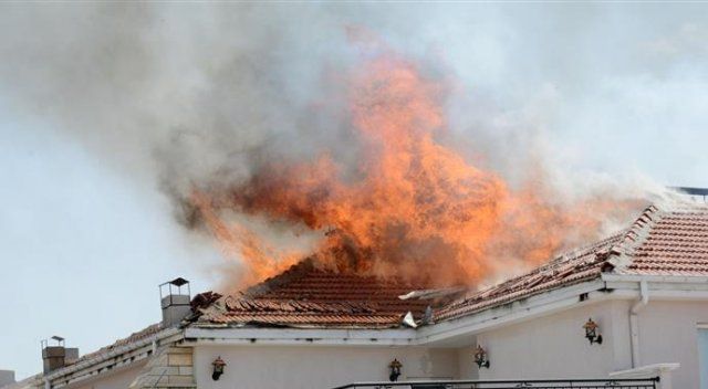 Aksaray&#039;da çatı katı alev alev yandı