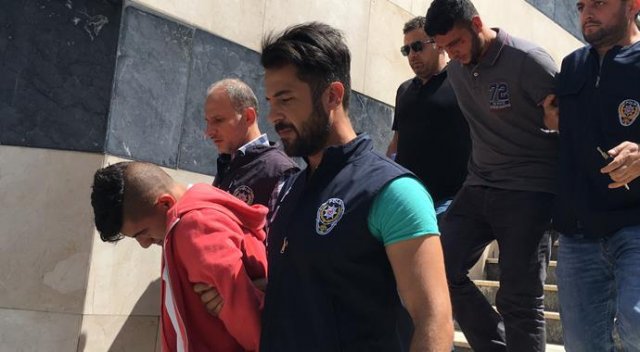 Beyoğlu&#039;nda polise bıçaklı saldırı