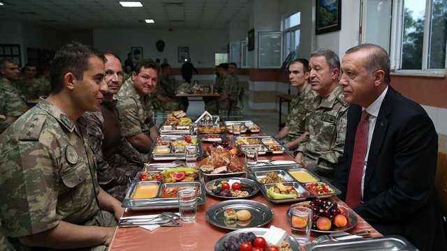 Cumhurbaşkanı Erdoğan askerlerle iftar yaptı