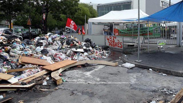 Fransa&#039;da çöp yığınları oluşmaya başladı