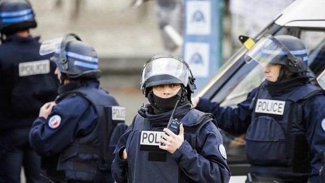 Fransız polisi mesai dışında da silah taşıyacak