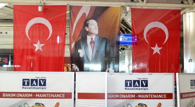 Havalimanındaki patlamanın yaşandığı yere Türk bayrağı asıldı