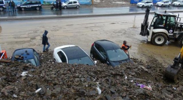 İstanbul&#039;da sel, araçları toprak altına bıraktı