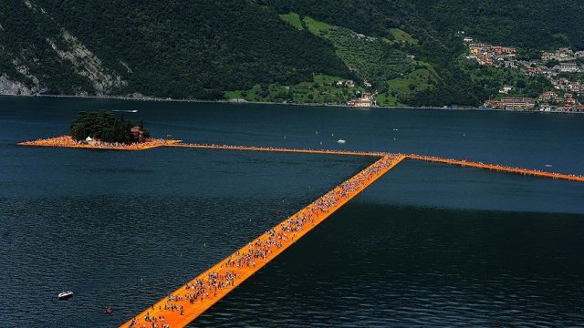 İtalya’da gölün üzerine küplerden yürüme yolu yapıldı