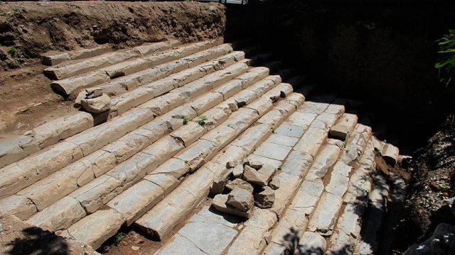 İzmit&#039;te Roma dönemine ait tapınak merdivenleri bulundu