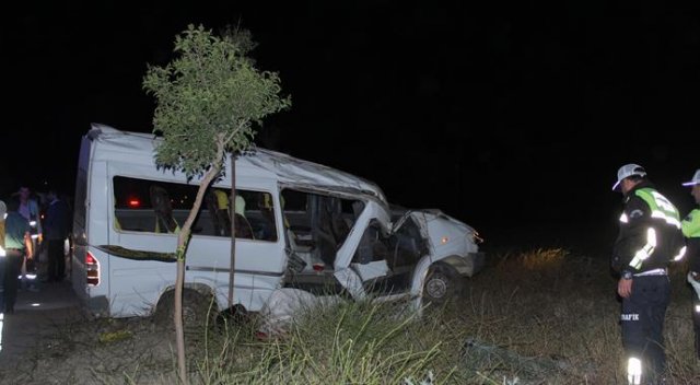 Minibüs, aydınlatma direğine çarptı:  2 ölü