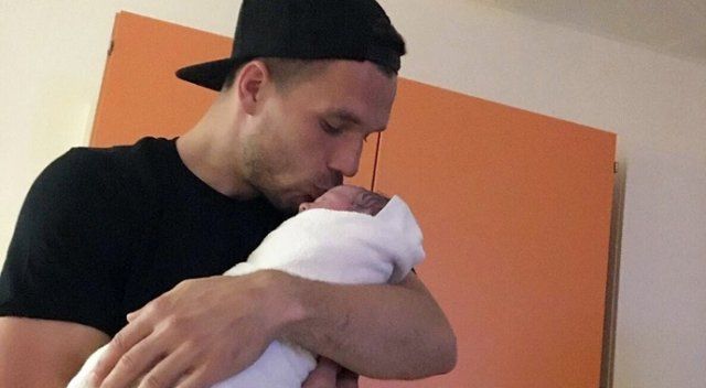 Podolski ikinci kez baba oldu