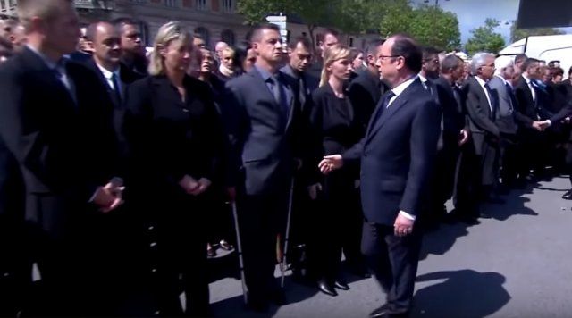 Polis memuru Hollande ve Valls&#039;in elini sıkmadı