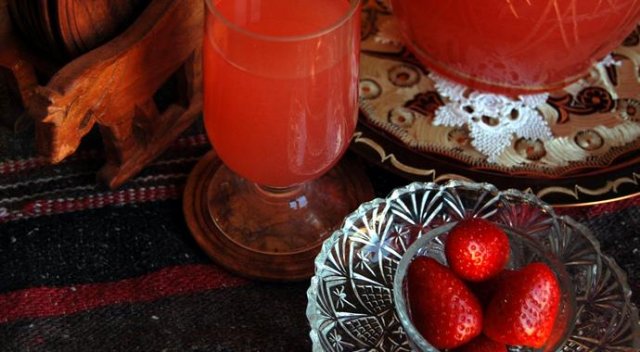 Ramazan&#039;ın geleneksel lezzeti çilek şerbeti tarifi