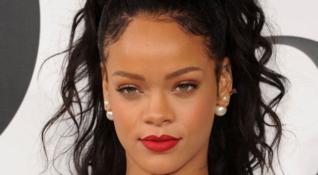 Rihanna konserinde hüngür hüngür ağladı