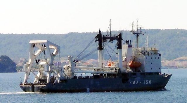 Rus askeri kurtarma gemisi Türk bayrağı çekerek geçti