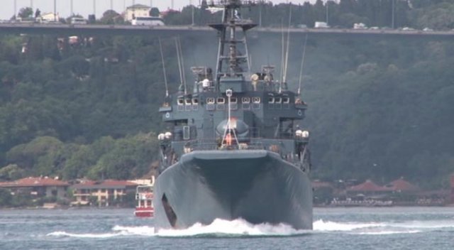 Rus savaş gemisi silahlı nöbetle Boğaz&#039;dan geçti
