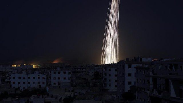 Rus uçakları Halep&#039;i fosfor bombasıyla vurdu