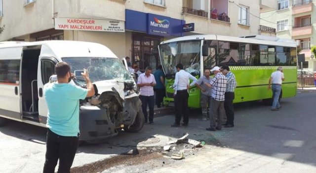 Servis minibüsü halk otobüsüne çarptı, 21 kişi yaralandı