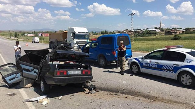Sivas&#039;ta feci kaza: 2 ölü 3 yaralı