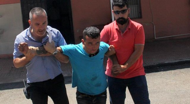 Suçüstü yakalanan hırsız gazetecilere saldırdı