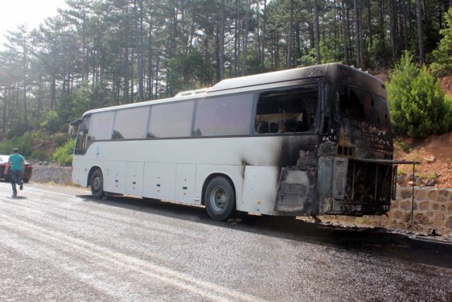 Üniversite öğrencilerini taşıyan otobüs yandı!