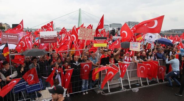 Avrupalı Türkler&#039;den Köln&#039;de demokrasi mitingi