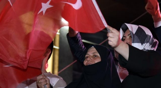 Başbakan&#039;ı ağlatan kahraman Türk kadını Demokrasi Nöbeti&#039;nde