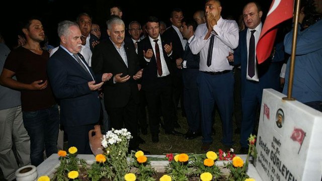 Başbakan Yıldırım Soma Madenci Şehitliğini ziyaret etti