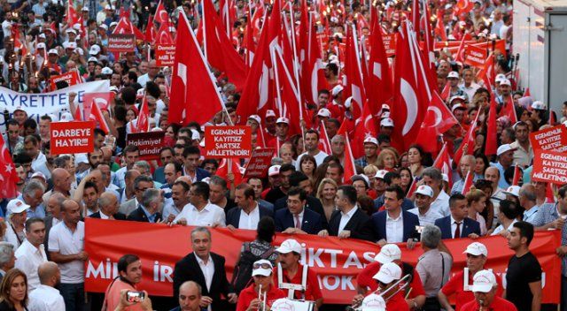 Beşiktaş&#039;ta binler darbeye karşı yürüdü