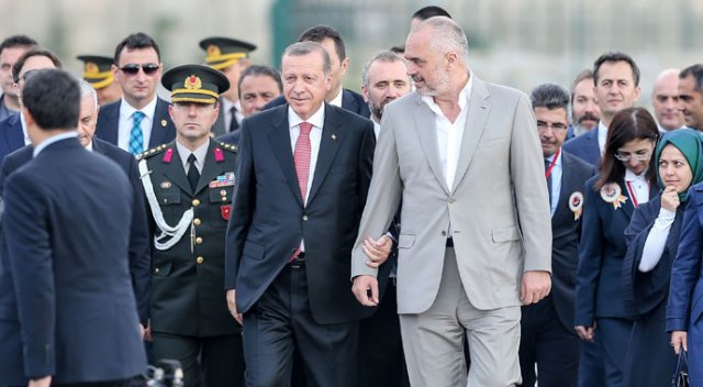 Erdoğan katliamdan kıl payı kurtulan Başbakan&#039;la kol kola