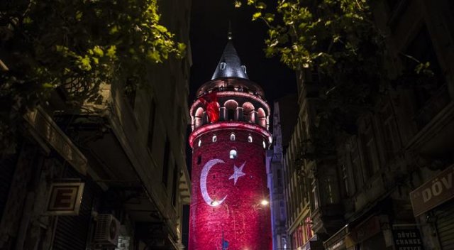 Galata Kulesi Türk Bayrağı&#039;na büründü
