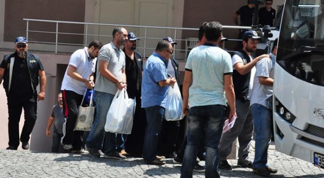 İzmir&#039;de 25 asker adliyeye sevk edildi