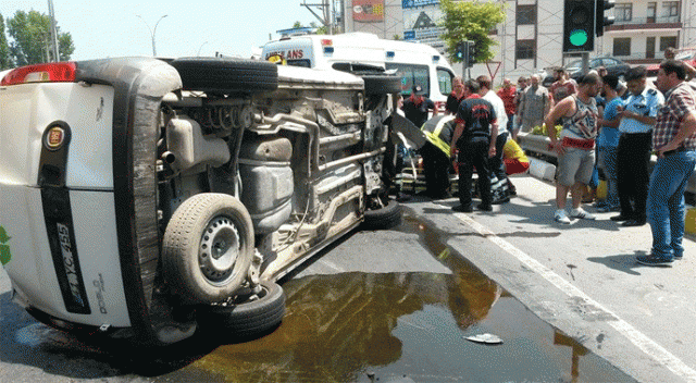 Jandarma aracına çarpan ticari araç devrildi: 2 Yaralı