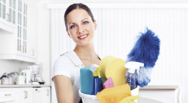 Kadınlar evini kendisi temizliyor