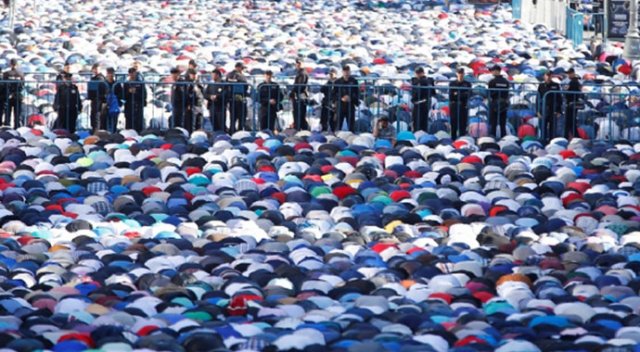Moskova&#039;da yaşayan Müslümanlar, bayram namazı için camilere akın etti