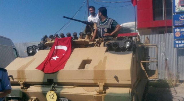 Mustafa Özbey tankla Malatya&#039;daki darbecileri püskürttü