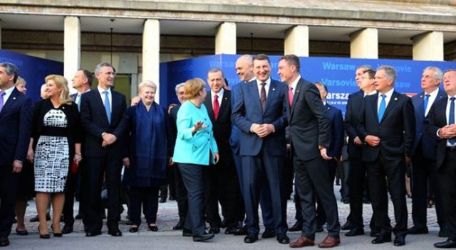 NATO Zirvesine katılan liderler otobüslerle yemeğe taşındı