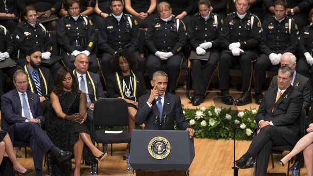 Obama, Dallas&#039;ta öldürülen polisler için gözyaşı döktü