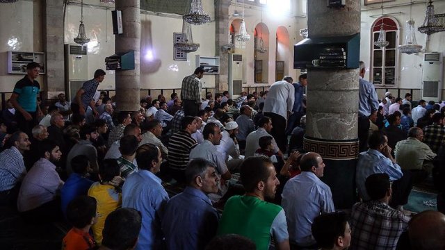 Suriye&#039;de muhalifler bayram namazı için camilere akın etti