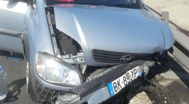 TEM Otoyolu&#039;nda otomobil bariyerlere çarptı: 5 yaralı