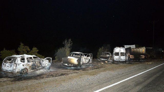 Tunceli&#039;de teröristler 6 aracı yaktı