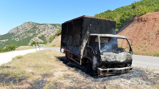 Tunceli&#039;de teröristler araç yaktı