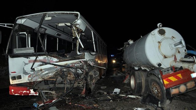Zambiya&#039;da otobüs tankerle çarpıştı: 12 ölü