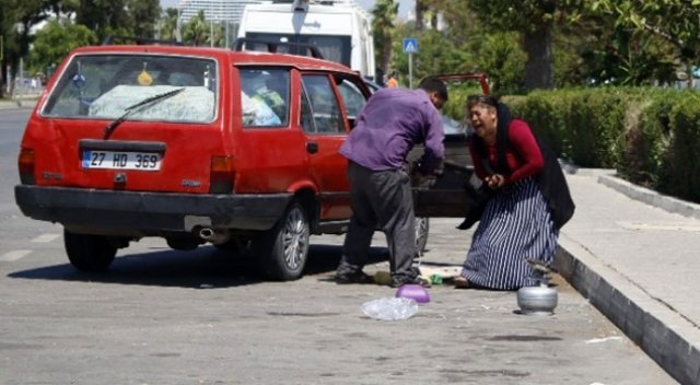 Antalya&#039;da Suriyeli vatandaş yol ortasında karısını dövdü
