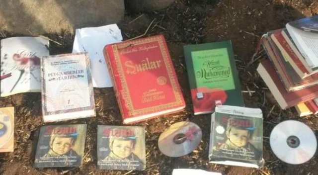 Diyarbakır&#039;da çevre yoluna atılmış FETÖ kitapları bulundu